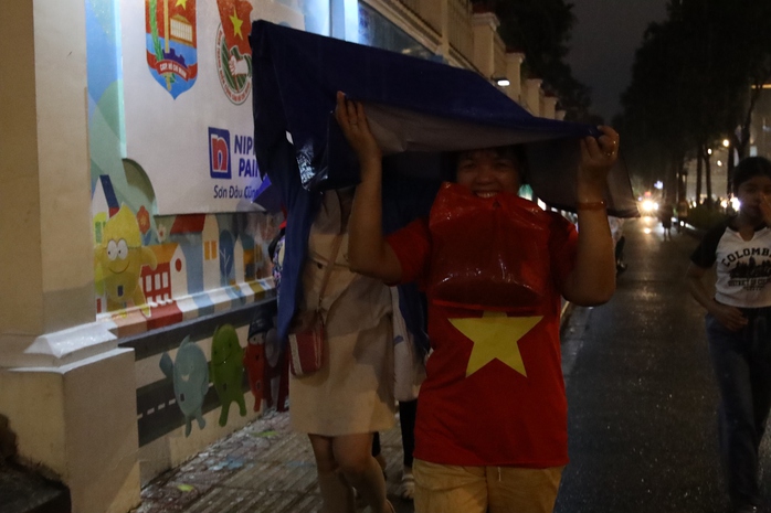 TP HCM bất ngờ mưa lớn, người dân vẫn háo hức chờ sơ duyệt diễu binh, diễu hành - Ảnh 4.