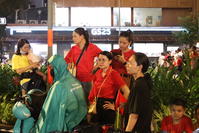 TP HCM bất ngờ mưa lớn, người dân vẫn háo hức chờ sơ duyệt diễu binh, diễu hành - Ảnh 6.