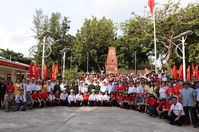 Bộ Y tế ra thăm quần đảo Trường Sa - Ảnh 1.