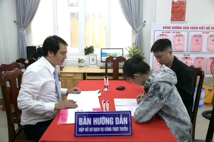 Xem xét bố trí hơn 1.900 cán bộ dôi dư ở Đồng Nai sau sắp xếp làm việc ở ấp, khu phố - Ảnh 1.