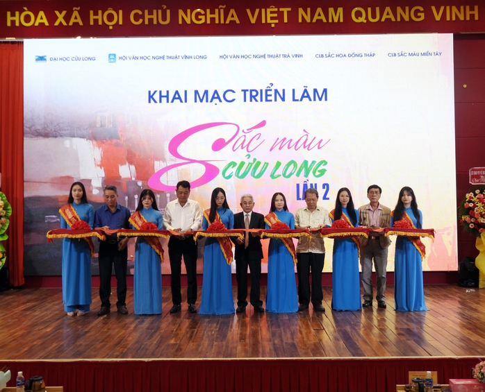Trường ĐH Cửu Long triển lãm tranh “Sắc màu Cửu Long”- Ảnh 2. Trường ĐH Cửu Long triển lãm tranh “Sắc màu Cửu Long”- Ảnh 2.