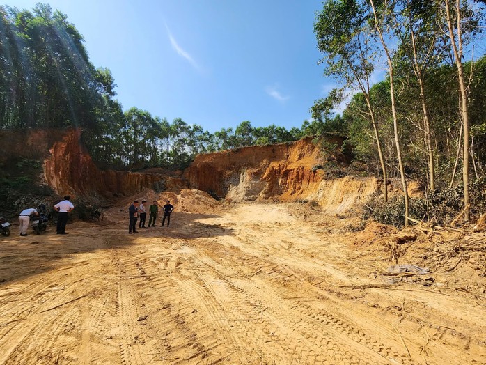 Công an Quảng Nam điều tra vụ ngang nhiên khai thác đất trái phép- Ảnh 1. Công an Quảng Nam điều tra vụ ngang nhiên khai thác đất trái phép- Ảnh 1.