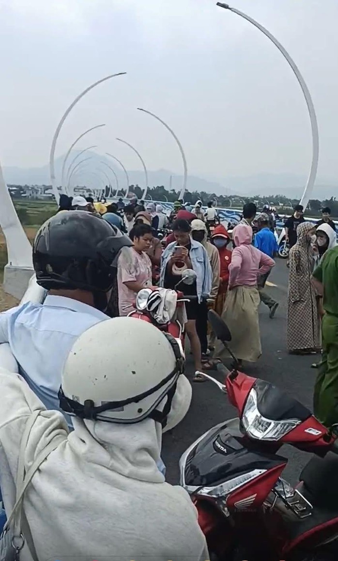 Thấy xe, dép con trên cầu, mẹ già khóc ngất- Ảnh 1. Thấy xe, dép con trên cầu, mẹ già khóc ngất- Ảnh 1.