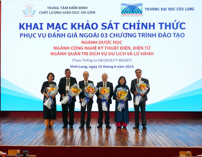 Trường ĐH Cửu Long triển lãm tranh “Sắc màu Cửu Long”- Ảnh 5. Trường ĐH Cửu Long triển lãm tranh “Sắc màu Cửu Long”- Ảnh 5.
