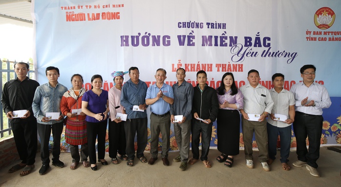Khánh thành 20 căn nhà bạn đọc Báo Người Lao Động hỗ trợ người dân Cao Bằng bị ảnh hưởng bão Yagi- Ảnh 12. Khánh thành 20 căn nhà bạn đọc Báo Người Lao Động hỗ trợ người dân Cao Bằng bị ảnh hưởng bão Yagi- Ảnh 12.