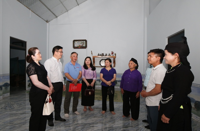 Khánh thành 20 căn nhà bạn đọc Báo Người Lao Động hỗ trợ người dân Cao Bằng bị ảnh hưởng bão Yagi- Ảnh 13. Khánh thành 20 căn nhà bạn đọc Báo Người Lao Động hỗ trợ người dân Cao Bằng bị ảnh hưởng bão Yagi- Ảnh 13.