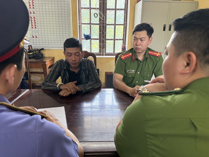 Đã bắt được 2 đối tượng cướp điện thoại của 2 mẹ con đang ngồi chờ xe buýt - Ảnh 1.