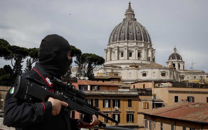 Vatican thực hiện nghi lễ đóng nắp quan tài Giáo hoàng Francis, biển người đổ về- Ảnh 6. Vatican thực hiện nghi lễ đóng nắp quan tài Giáo hoàng Francis, biển người đổ về- Ảnh 6.