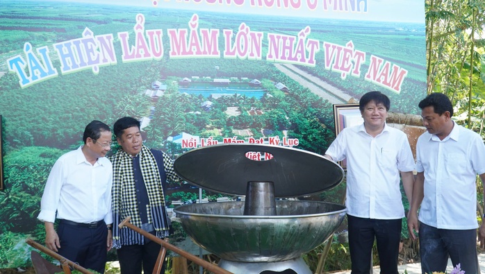 VIDEO: Trình diễn chế biến lẩu mắm lớn nhất Việt Nam tại U Minh Hạ - Ảnh 11.