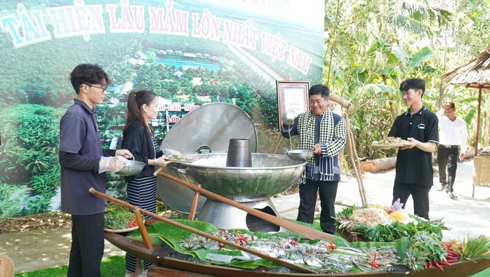 VIDEO: Trình diễn chế biến lẩu mắm lớn nhất Việt Nam tại U Minh Hạ - Ảnh 12.