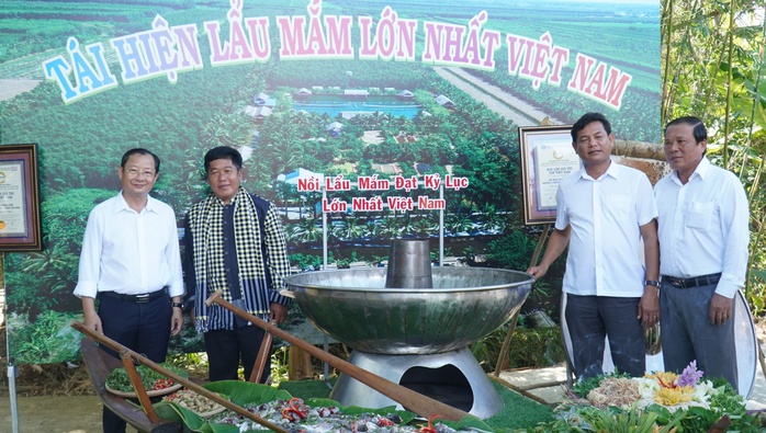 VIDEO: Trình diễn chế biến lẩu mắm lớn nhất Việt Nam tại U Minh Hạ - Ảnh 14.