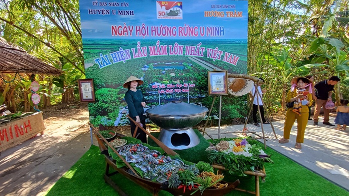 VIDEO: Trình diễn chế biến lẩu mắm lớn nhất Việt Nam tại U Minh Hạ - Ảnh 10.