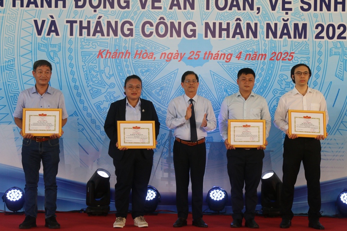 Báo Người Lao Động trao 30 suất hỗ trợ học tập tại Khánh Hoà- Ảnh 3. Báo Người Lao Động trao 30 suất hỗ trợ học tập tại Khánh Hoà- Ảnh 3.