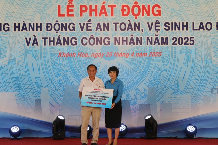Báo Người Lao Động trao 30 suất hỗ trợ học tập tại Khánh Hoà- Ảnh 1. Báo Người Lao Động trao 30 suất hỗ trợ học tập tại Khánh Hoà- Ảnh 1.