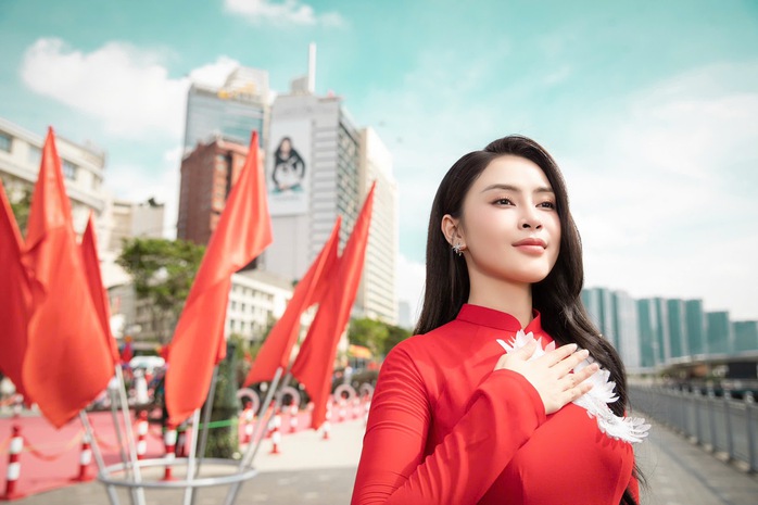 Hoa hậu Lý Kim Thảo giới thiệu về ngày Đại lễ với khách nước ngoài - Ảnh 3.