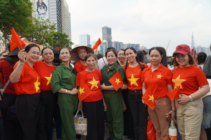 VIDEO: Đi sớm 4 tiếng để chờ xem hợp luyện diễu binh, diễu hành- Ảnh 4. VIDEO: Đi sớm 4 tiếng để chờ xem hợp luyện diễu binh, diễu hành- Ảnh 4.
