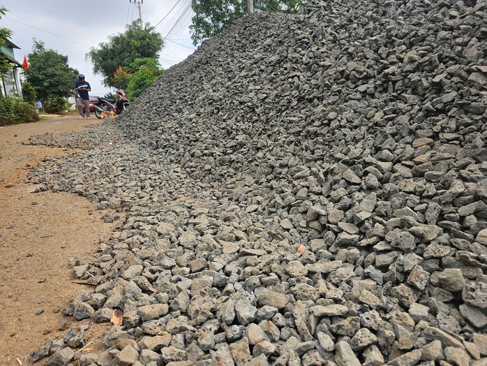 Chấn chỉnh việc dùng "đá phổi" làm đường ở Gia Lai- Ảnh 3. Chấn chỉnh việc dùng "đá phổi" làm đường ở Gia Lai- Ảnh 3.