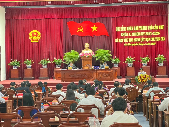 Cần Thơ miễn nhiệm ủy viên UBND thành phố đối với 5 nguyên giám đốc sở - Ảnh 1.