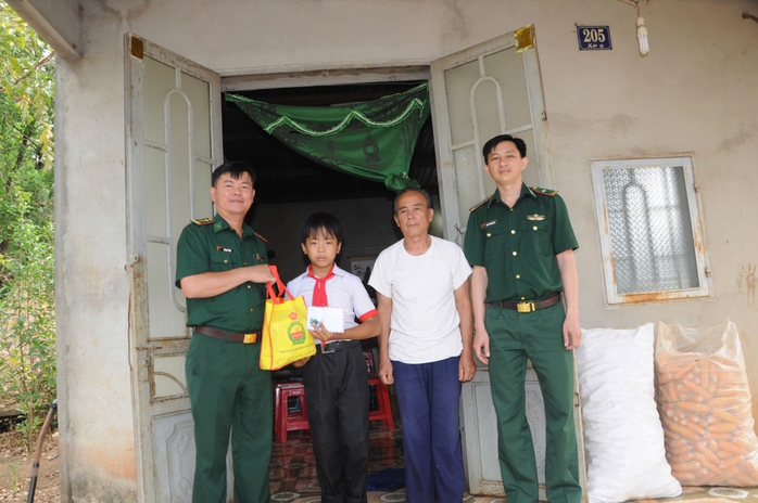 Bài dự thi cuộc thi viết "Lòng tốt quanh ta": Người chỉ huy sống trọn tình quân dân - Ảnh 1.