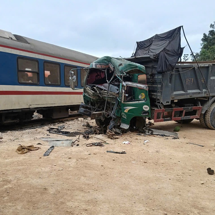 Tài xế xe tải mắc kẹt trong ca bin sau vụ tai nạn với tàu hỏa - Ảnh 1.