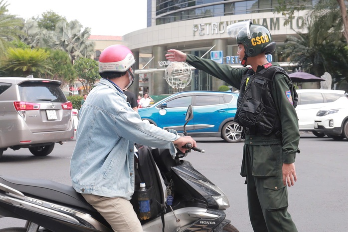 Người dân đổ về trung tâm TP HCM trước giờ sơ duyệt diễu binh, diễu hành tối 25-4- Ảnh 2. Người dân đổ về trung tâm TP HCM trước giờ sơ duyệt diễu binh, diễu hành tối 25-4- Ảnh 2.