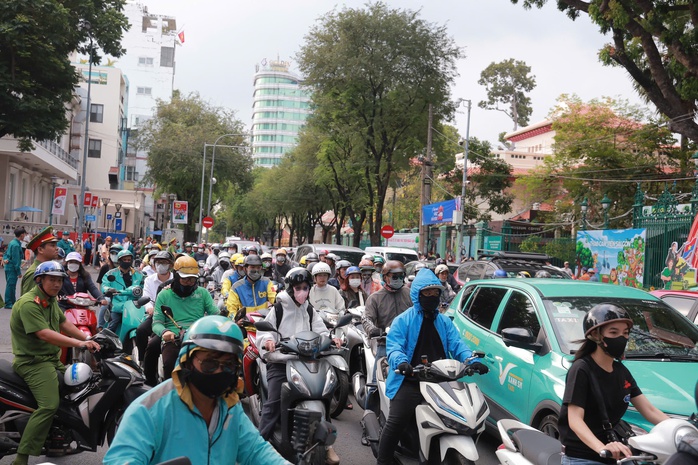 Người dân đổ về trung tâm TP HCM trước giờ sơ duyệt diễu binh, diễu hành tối 25-4- Ảnh 4. Người dân đổ về trung tâm TP HCM trước giờ sơ duyệt diễu binh, diễu hành tối 25-4- Ảnh 4.