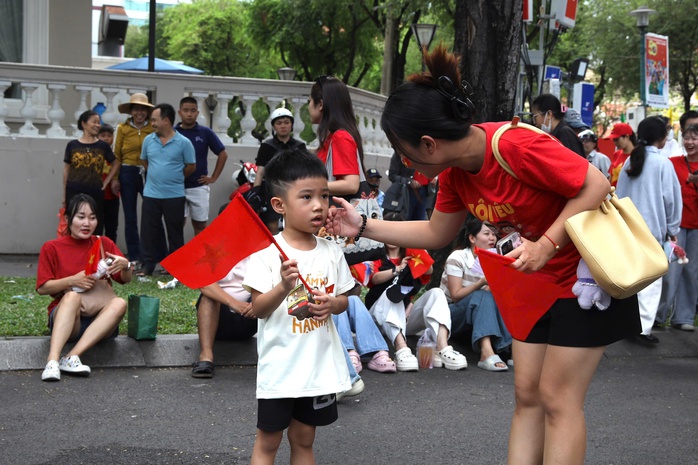 Người dân đổ về trung tâm TP HCM trước giờ sơ duyệt diễu binh, diễu hành tối 25-4- Ảnh 7. Người dân đổ về trung tâm TP HCM trước giờ sơ duyệt diễu binh, diễu hành tối 25-4- Ảnh 7.