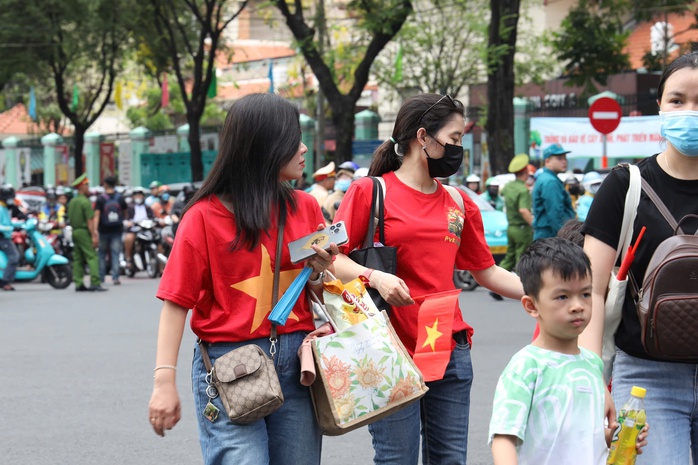 Người dân đổ về trung tâm TP HCM trước giờ sơ duyệt diễu binh, diễu hành tối 25-4- Ảnh 8. Người dân đổ về trung tâm TP HCM trước giờ sơ duyệt diễu binh, diễu hành tối 25-4- Ảnh 8.