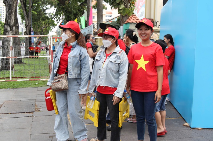 Người dân đổ về trung tâm TP HCM trước giờ sơ duyệt diễu binh, diễu hành tối 25-4- Ảnh 11. Người dân đổ về trung tâm TP HCM trước giờ sơ duyệt diễu binh, diễu hành tối 25-4- Ảnh 11.