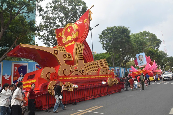 Người dân đổ về trung tâm TP HCM trước giờ sơ duyệt diễu binh, diễu hành tối 25-4- Ảnh 19. Người dân đổ về trung tâm TP HCM trước giờ sơ duyệt diễu binh, diễu hành tối 25-4- Ảnh 19.