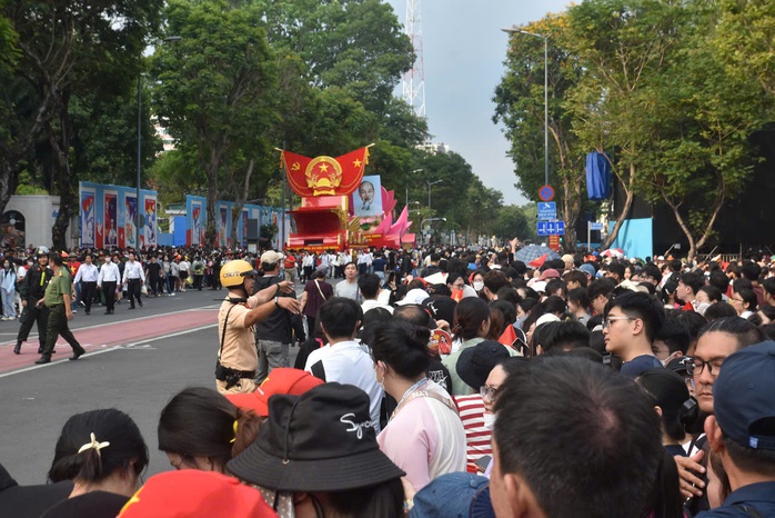Người dân đổ về trung tâm TP HCM trước giờ sơ duyệt diễu binh, diễu hành tối 25-4- Ảnh 17. Người dân đổ về trung tâm TP HCM trước giờ sơ duyệt diễu binh, diễu hành tối 25-4- Ảnh 17.