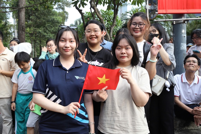 Người dân đổ về trung tâm TP HCM trước giờ sơ duyệt diễu binh, diễu hành tối 25-4- Ảnh 16. Người dân đổ về trung tâm TP HCM trước giờ sơ duyệt diễu binh, diễu hành tối 25-4- Ảnh 16.