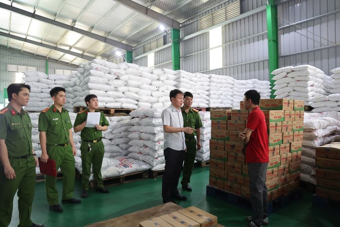 Hơn 600 tấn dầu ăn, bột canh, hạt nêm giả tiêu thụ cho người lao động- Ảnh 1. Hơn 600 tấn dầu ăn, bột canh, hạt nêm giả tiêu thụ cho người lao động- Ảnh 1.