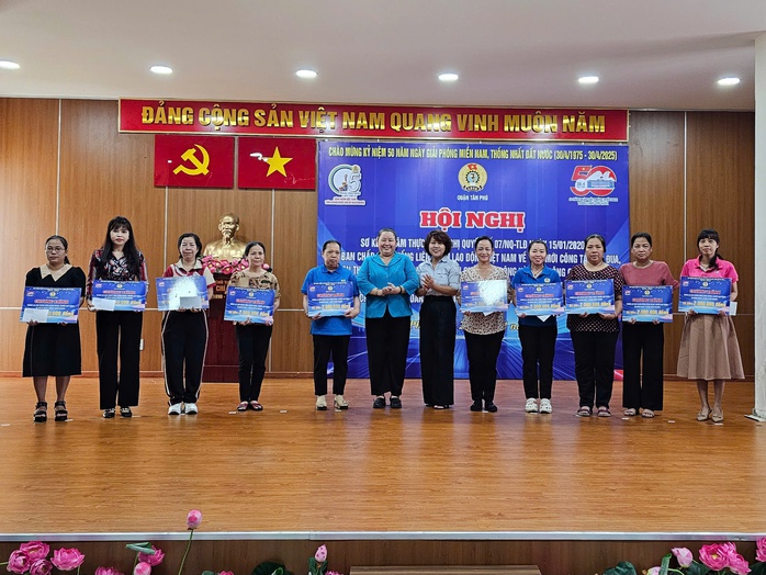 Hàng ngàn suất quà ý nghĩa đến với lao động khó khăn - Ảnh 5.