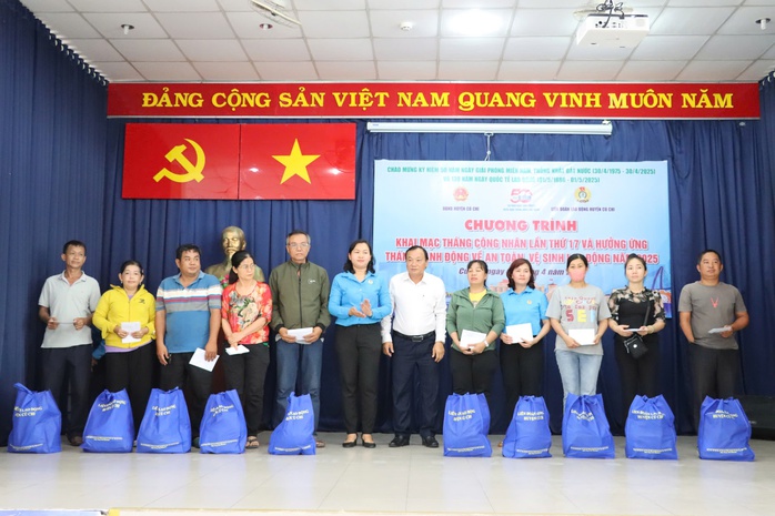 Hàng ngàn suất quà ý nghĩa đến với lao động khó khăn - Ảnh 2.