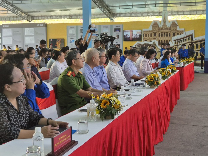 TP HCM: Khai mạc triển lãm 50 tác phẩm văn học - nghệ thuật, công trình, sự kiện tiêu biểu- Ảnh 1.