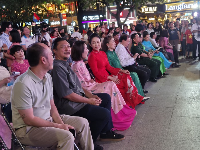 NSND Xuân Bắc, Thu Trang… hội ngộ tại triển lãm về điện ảnh - Ảnh 2.