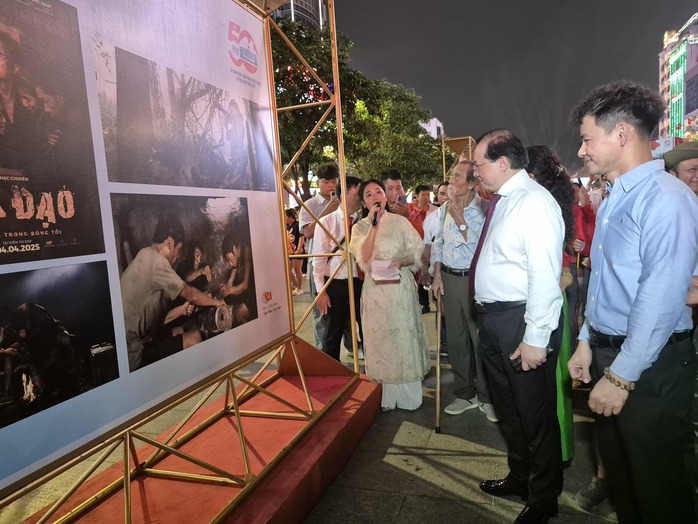 NSND Xuân Bắc, Thu Trang… hội ngộ tại triển lãm về điện ảnh - Ảnh 15.