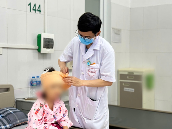 Bị chó nhà hơn 20 kg cắn vào vùng đầu, bé gái 5 tuổi phải khâu 10 mũi- Ảnh 1. Bị chó nhà hơn 20 kg cắn vào vùng đầu, bé gái 5 tuổi phải khâu 10 mũi- Ảnh 1.