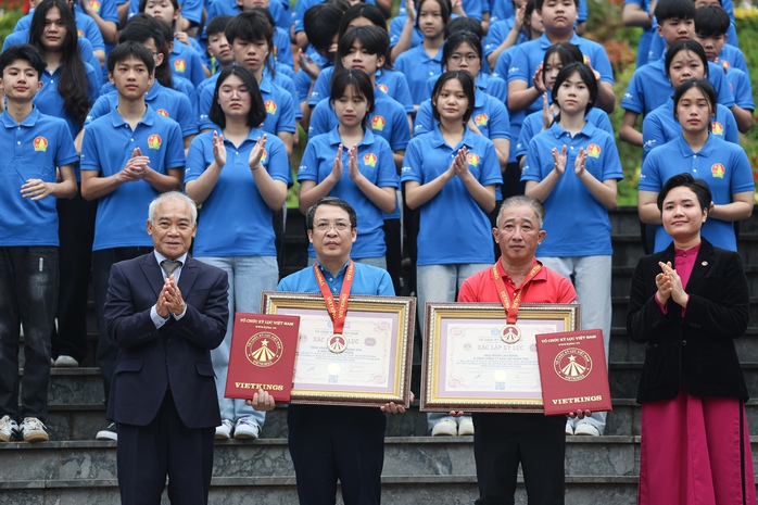 Xác lập Kỷ lục Việt Nam: 500 học sinh chào cờ tại Cột mốc Km0 - Đường Hồ Chí Minh- Ảnh 3. Xác lập Kỷ lục Việt Nam: 500 học sinh chào cờ tại Cột mốc Km0 - Đường Hồ Chí Minh- Ảnh 3.