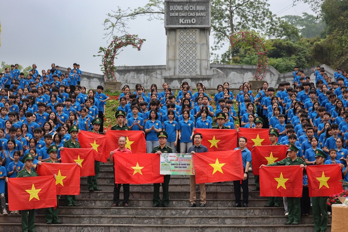 Xác lập Kỷ lục Việt Nam: 500 học sinh chào cờ tại Cột mốc Km0 - Đường Hồ Chí Minh- Ảnh 4. Xác lập Kỷ lục Việt Nam: 500 học sinh chào cờ tại Cột mốc Km0 - Đường Hồ Chí Minh- Ảnh 4.