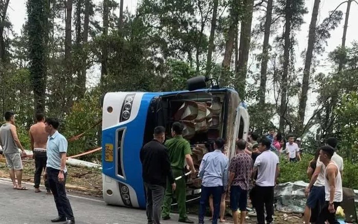 Lật xe khách ở Tam Đảo: Nhiều người bị thương nặng- Ảnh 2.