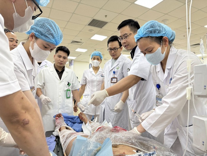 Lật xe khách ở Tam Đảo: Nhiều người bị thương nặng- Ảnh 1.