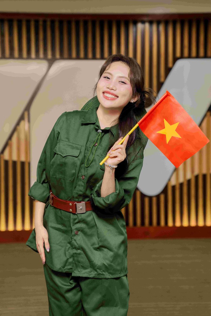 Phương Mỹ Chi hát Mùa xuân trên TP HCM gây bão
- Ảnh 1. Phương Mỹ Chi hát Mùa xuân trên TP HCM gây bão
- Ảnh 1.
