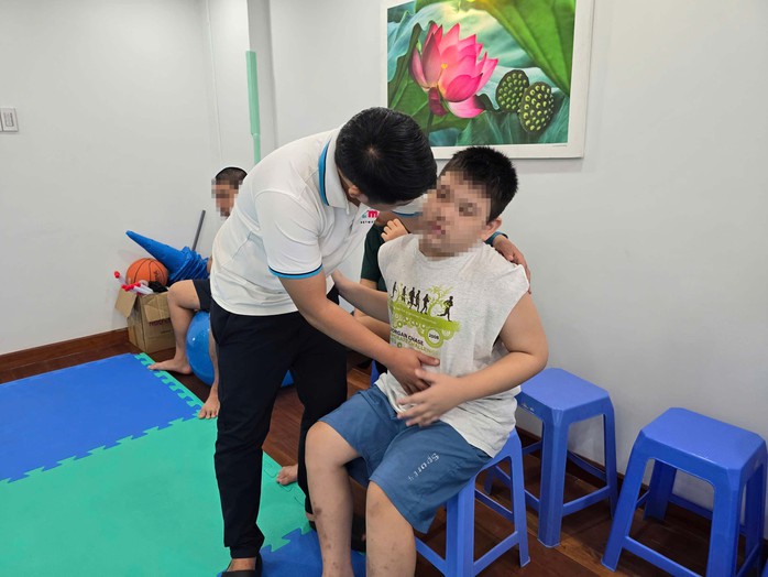 NHỮNG ĐIỂM TỰA YÊU THƯƠNG: Hết lòng với trẻ tự kỷ - Ảnh 1.