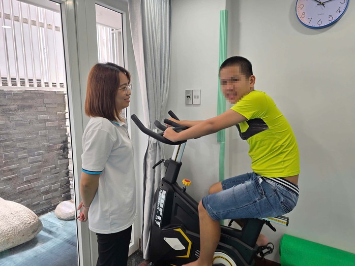 NHỮNG ĐIỂM TỰA YÊU THƯƠNG: Hết lòng với trẻ tự kỷ - Ảnh 2.