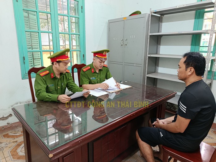 Khởi tố 6 người khai thác cát trái phép trên sông Hồng- Ảnh 1. Khởi tố 6 người khai thác cát trái phép trên sông Hồng- Ảnh 1.