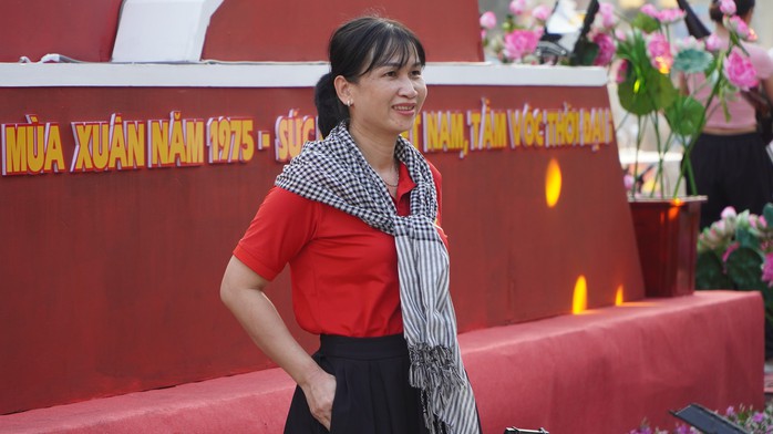 Phố đi bộ Nguyễn Huệ đông nghẹt người chiều cuối tuần, người dân háo hức chờ xem 3D Mapping - Ảnh 8.