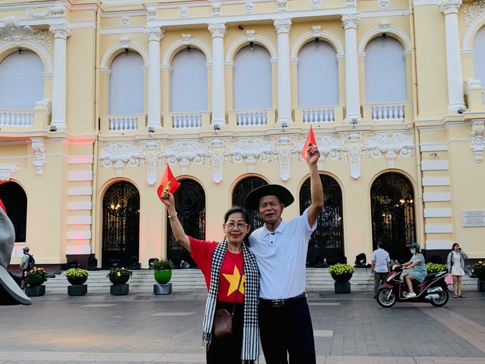 Người dân đổ về khu vực trung tâm TP HCM chờ xem 3D Mapping, pháo hoa - Ảnh 3.