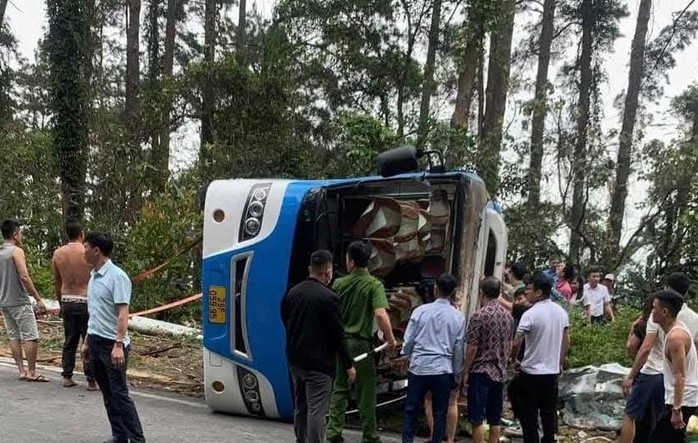 Xác định nguyên nhân vụ xe khách lật trên đèo Tam Đảo khiến 3 người chết, 13 người bị thương- Ảnh 1. Xác định nguyên nhân vụ xe khách lật trên đèo Tam Đảo khiến 3 người chết, 13 người bị thương- Ảnh 1.